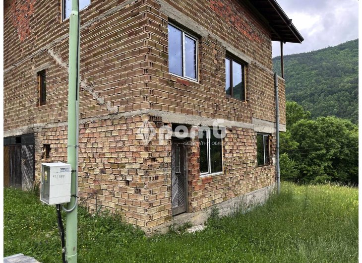  Продавам къща в с Искрец обл София  3