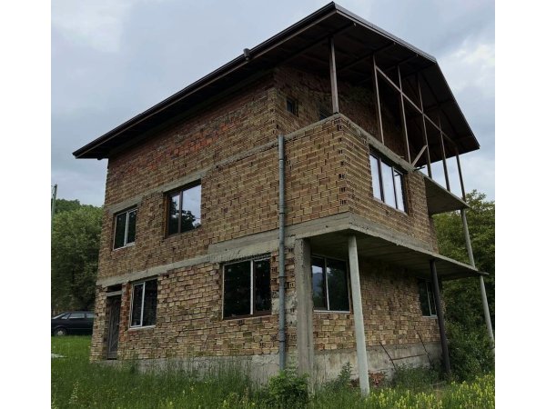  Продавам къща в с Искрец обл София  1