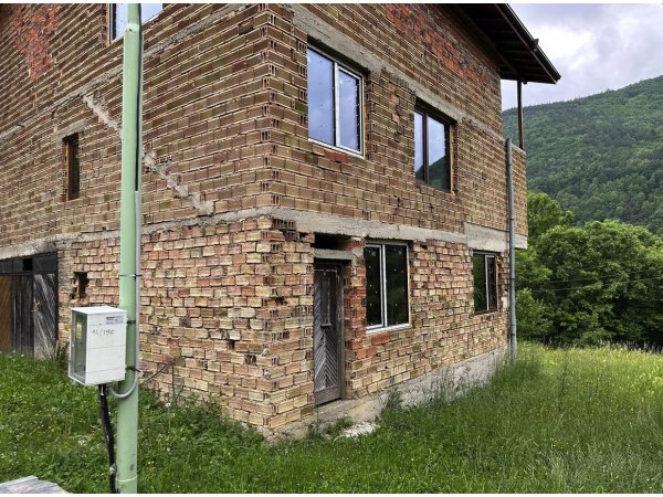  Продавам къща в с Искрец обл София  3